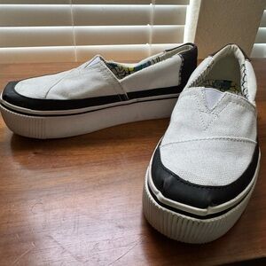 Rare Tom’s Apargata Woven Women's White and Black Slip-On Platform Sneakers Sz 6